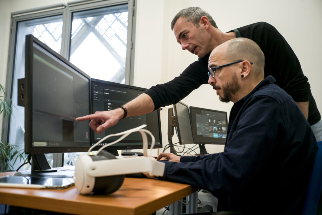 Marc Le Renard - Formation VR/AR en train de réaliser du code chez Clarté avec deux apprenants