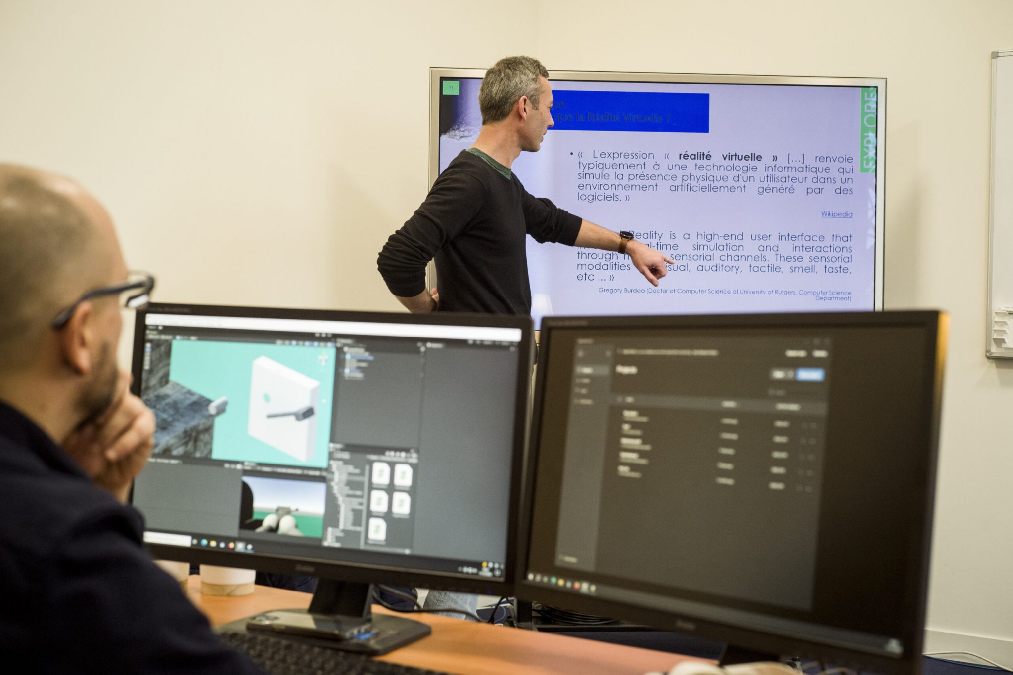 Marc Le Renard - Formation VR/AR en train de donner son cours chez Clarté avec deux apprenants