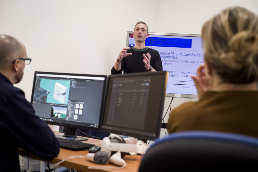 Marc Le Renard - Formation VR/AR en train de donner son cours chez Clarté avec deux apprenants