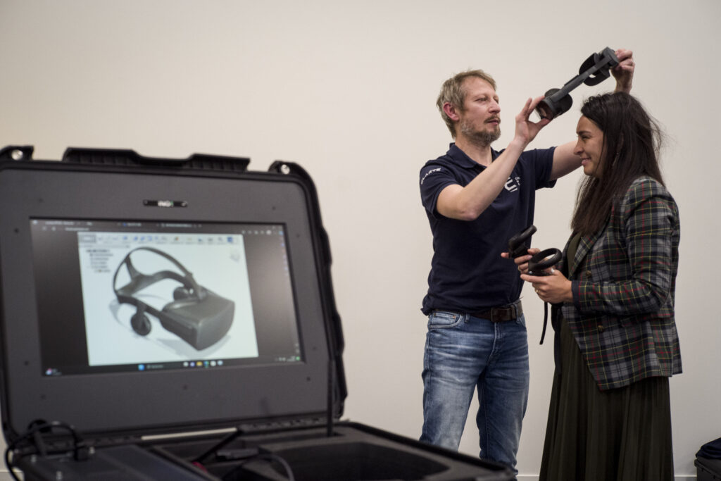 Grégory Duvalet en train de mettre un casque de réalité mixte. Location De Valise VR/AR