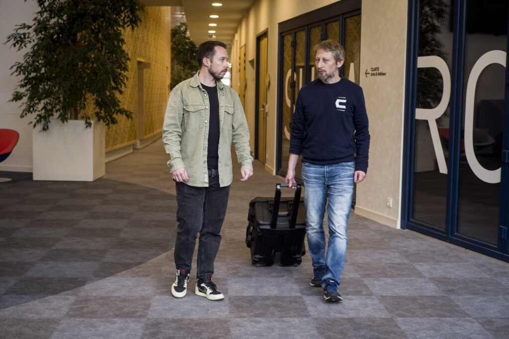 Grégory Duvalet en train de discuter avec un client sur la Location De Valise VR/AR